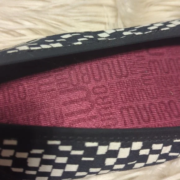 Munro Black and White Geometric Flats Sz 8 - Picture 6 of 7